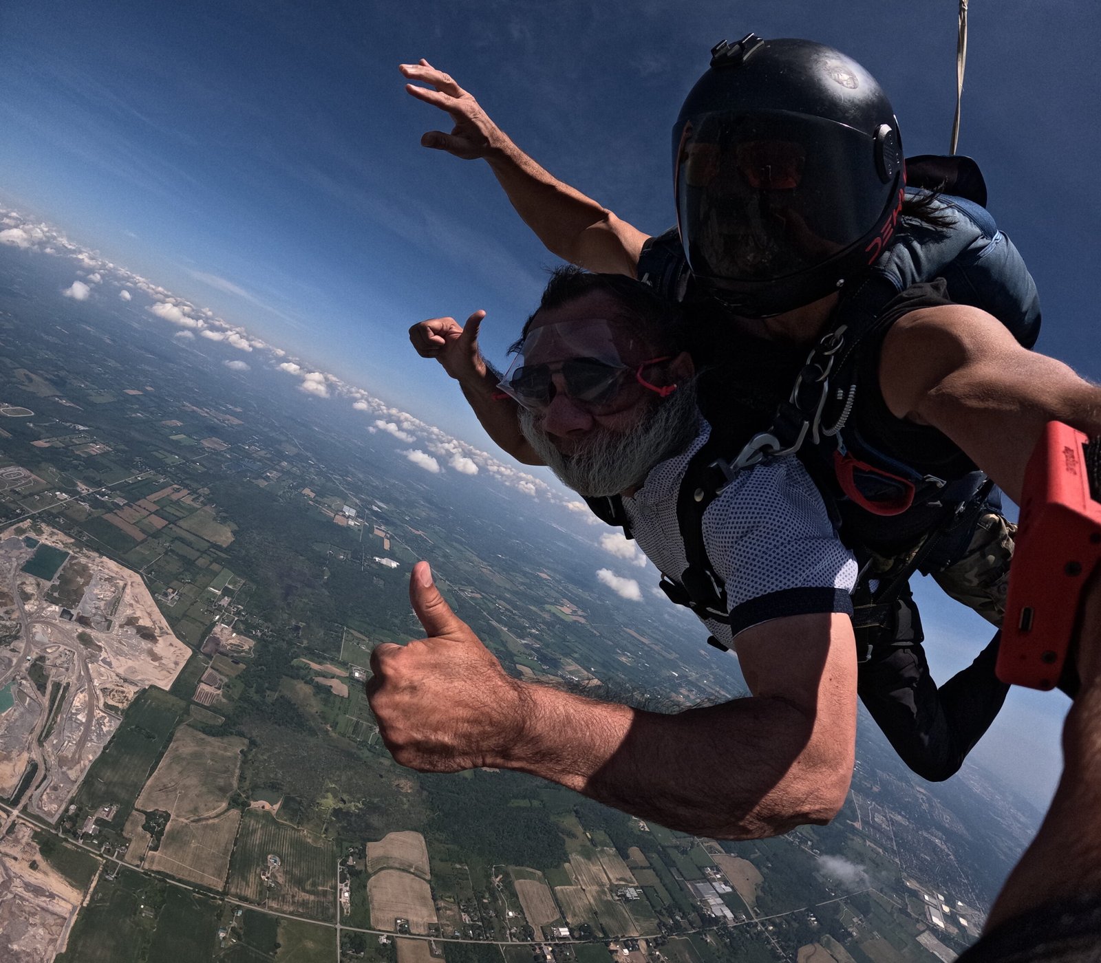 Mufti skydiving tandem, thumbs up, Ontario below
